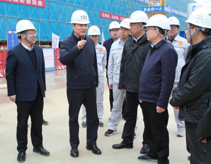 省人大常委會(huì)副主任、省...