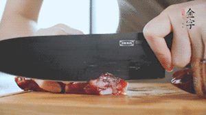 食材統(tǒng)統(tǒng)切成片，待用。