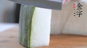 冬瓜去瓤去皮，切小塊。