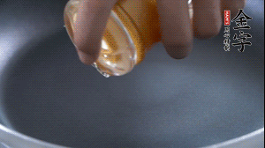 植物油入鍋，翻炒冬瓜。