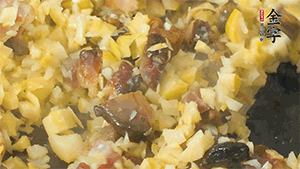 熱油起鍋，下醬肉丁炒香，再加入筍丁、適量水淀粉勾芡翻炒均勻。