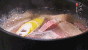 火肉、豬肉加料酒、清水大火煮開后，加入春筍小火慢燉40分鐘，出鍋前撒蔥花即可。