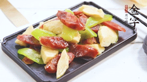 熱油下鍋，依次下金字香腸、萵筍、冬筍，均勻翻炒。