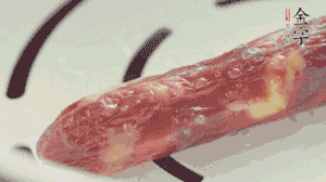 香腸蒸至半熟切片，筍切丁備用。