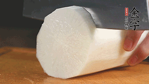 白蘿卜去皮切塊，豆芽洗凈。