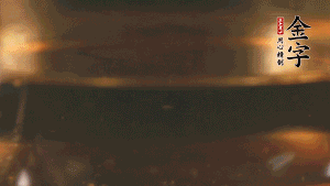 冷水下鍋，加入牛仔骨、姜片焯水備用。