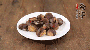 當季板栗剝去外殼和皮。