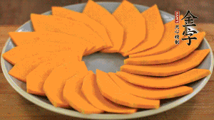 秋葵、南瓜交叉擺在盤中，然后香腸片置于上面，擺成花環(huán)狀。