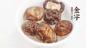 鍋加熱至7成，放蘿卜絲煸炒，加3粒冰糖翻炒至透明，盛出備用。