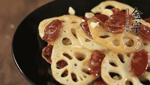 出鍋前加少許鹽調(diào)味，撒上蔥花即可。