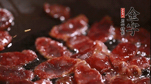 鍋中油7成熱時，香腸片翻炒均勻，然后依順序加胡蘿卜絲、小青菜、面條。