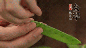 荷蘭豆去掉兩端老筋，洗凈備用。