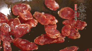 鍋中油7成熱時，，先放香腸煸香，再放荷蘭豆、小玉米均勻翻炒。（可淋點料酒或清水讓香腸口感軟一些）