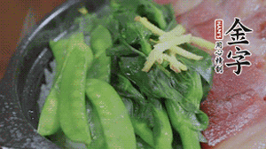 燜好的米飯開蓋，放入菜心、荷蘭豆，澆上調(diào)味汁拌勻。