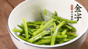 將調(diào)料放入準(zhǔn)備好的食材中，攪拌均勻。