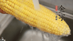 蓮藕切塊、玉米切段、荸薺削皮。