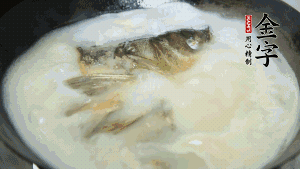 然后加竹蓀段、姜片、枸杞、火腿片，以少量鹽、黃酒調(diào)味，大火燉煮10分鐘。