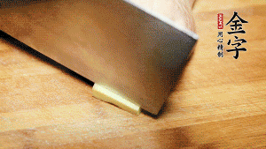 將雞、生姜片、火腿片放入砂鍋中，注入清水淹沒雞身。（燉湯最適宜冷水下鍋，隨著水溫的慢慢升高，原料會充分釋放出營養(yǎng)。）