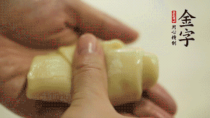 【包月餅】1．面劑兩頭向中間捏緊， 把光滑一面向下，按扁后搟成圓形面皮。餡料放在面皮中心，把餡料包緊，捏緊收口。