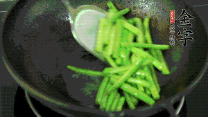 鍋中倒油，油溫7成熱時，放入四季豆煸炒至變色，然后放入香腸均勻翻炒，加少許清水燜煮1分鐘。