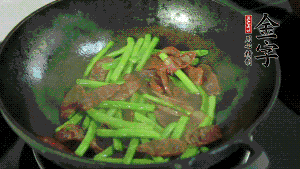 然后再加入鮮蓮子一起翻炒，至熟后加少許鹽調(diào)味就可以了。