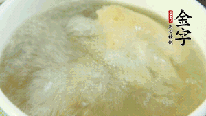 待湯水滾開后，再加入山藥塊，以料酒調(diào)味。