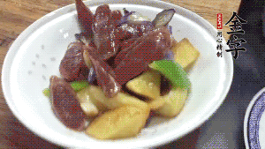 加少量生抽、鹽、糖、雞精調(diào)味，炒熟出鍋即可。