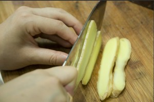 火腿切片，生姜切片。