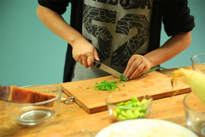 當(dāng)然，如果你愛吃蔥，可以切點蔥花加入。