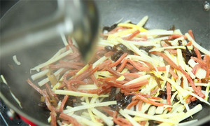 起油鍋，蒜茸煸香，倒入所有食材，加料酒翻炒至熟即可。