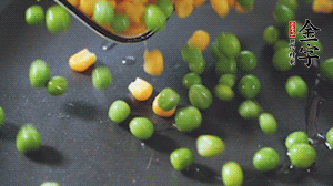 鍋7成熱時(shí)，下豌豆、玉米翻炒，再依次放醬肉、洋蔥碎、木耳碎。