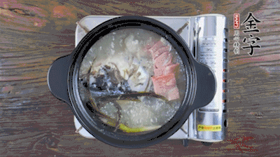 放豆腐、海鮮菇繼續(xù)中小火煮5分鐘。