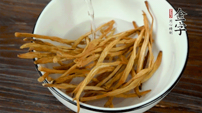 黃花菜、香菇提前泡發(fā)。黃花菜去掉硬頭，香菇切片。