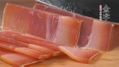 金字火腿切片，溫水浸泡5分鐘。