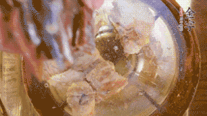 鍋中依次放姜片、排骨、火腿，加料酒、清水煮開轉(zhuǎn)小火煮30分鐘。