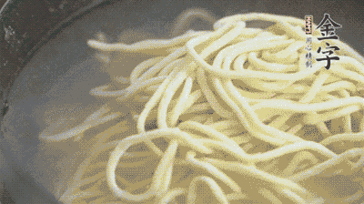 面條煮熟過涼水備用。