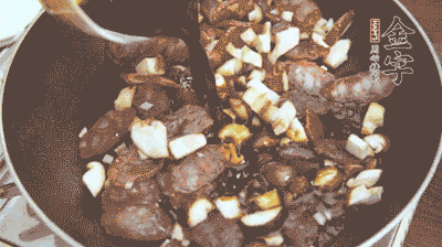 熱油下鍋煸香蒜末，再放入香菇、土香腸，和調配好的醬汁，炒熟。