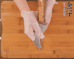 山藥去皮切滾刀塊，熱水汆燙30秒，撈出冷水浸泡。