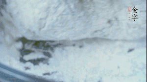 【面皮】2.將糯米粉和粳米粉混合，加煮好的艾草和適量清水，揉搓成面團(tuán)。