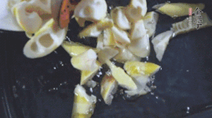 將淡咸肉、春筍、五花肉一起放入鍋中。