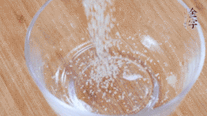 制作醬汁：1湯匙蠔油、1湯匙涼開水、2湯匙生抽、1/2湯匙白砂糖、少許辣椒圈。