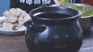 另起砂鍋，依次放入蘿卜、羊肉、火腿蹄片，加料酒、清水沒過食材。