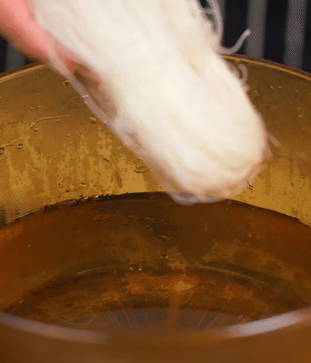 甜玉米煮熟剝粒，拌入適量沙拉醬拌勻。