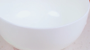 香腸切片，南瓜洗凈去皮切小塊，洋蔥切絲，米淘洗干凈備用。