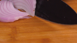 鍋中少許油，熱油倒入香腸煸炒出油，倒入南瓜塊、洋蔥翻炒片刻。