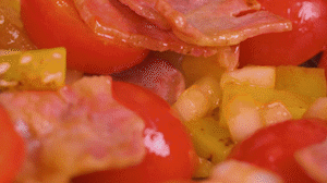 接著放入土豆和洋蔥，翻炒兩分鐘斷生。