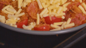 烤箱上下火180度預熱，將米飯分別盛入容器中。表面均勻的撒上馬蘇里拉芝士碎，放進烤箱中層烤20分鐘左右，待芝士融化上色即可。