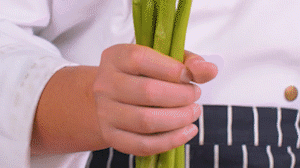 蘆筍刨去老筋，斜切小段。