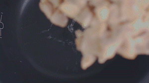 把雞、火腿、椰子水、椰肉、姜、紅棗放入電飯鍋，按下煲湯功能。