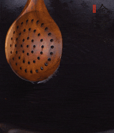 鍋中多倒些花生油，油溫達80度時，下芋頭丁炸 40 秒，直到表皮金黃，撈出待用。